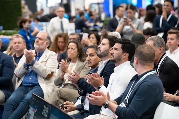 audience at the GlassBuild 2025 Main Stage