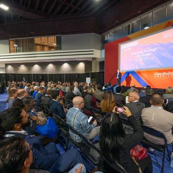 standing room only crowd at GlassBuild 2023 economic forecast