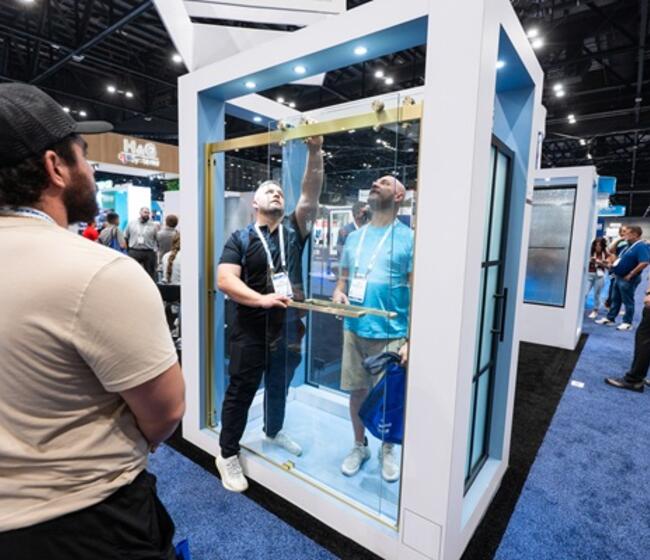 attendees looking at products during GlassBuild 2025